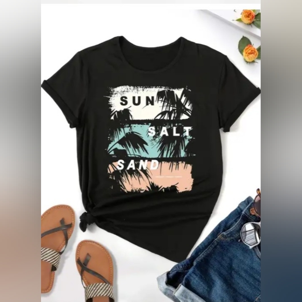 All-Season Tropical Print Tee: Comfort Stretch & Casual Elegance, Women